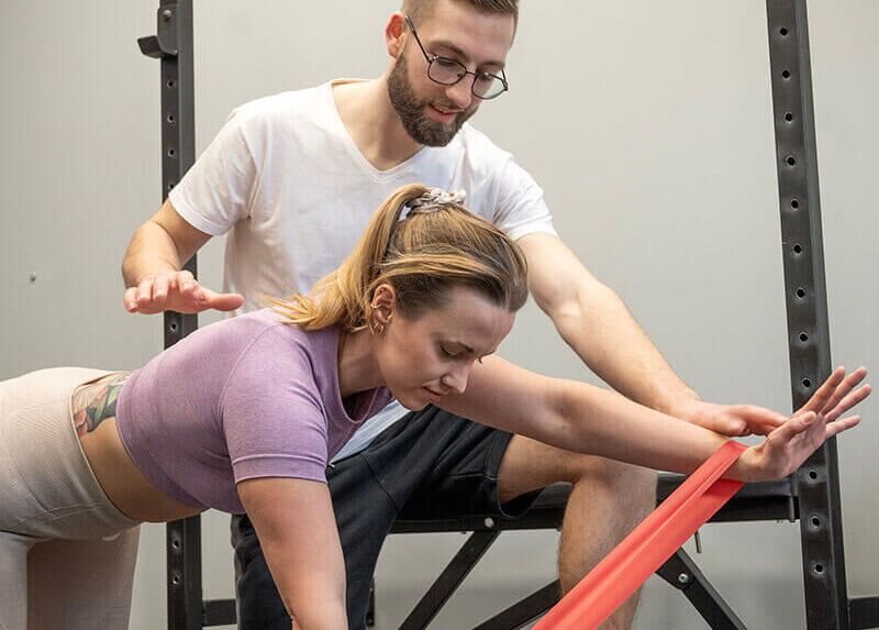 Certyfikowany fizjoterapeuta przeprowadza trening medyczny na rehabilitacji we Wrocławiu